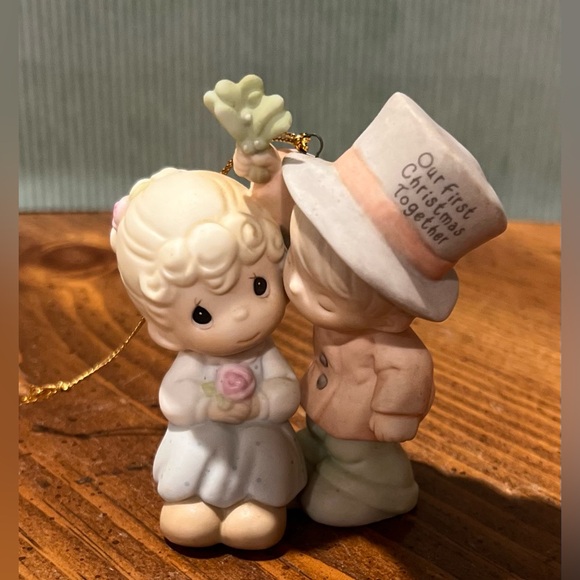 VTG PRECIOUS MOMENTS 2001 OUR FIRST CHRISTMAS TOGETHER PORCELAIN ORNAMENT 878855 - Picture 3 of 11